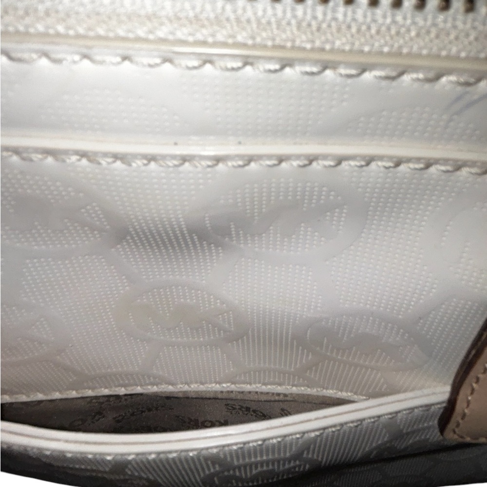Pre loved Michael Kors patent Cindy dome satchel - Picture 3 of 10